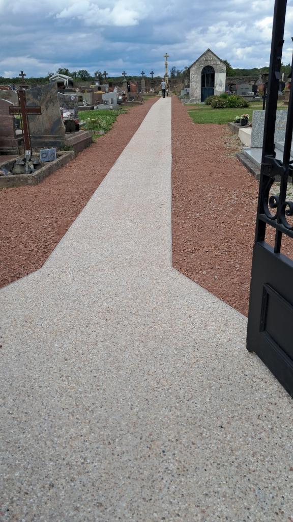 Allée en béton désactivé