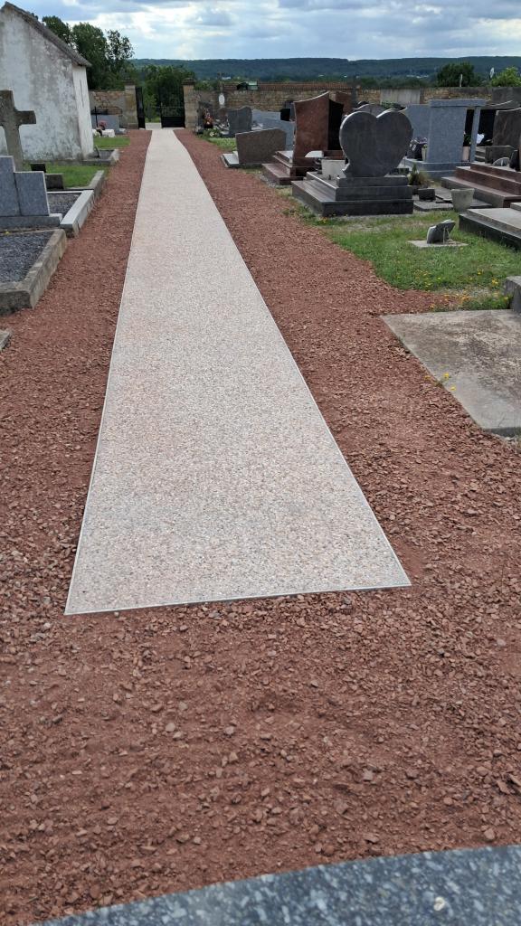 Allée en béton désactivé