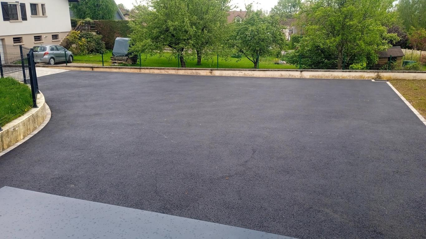 Cour en enrobés à chaud