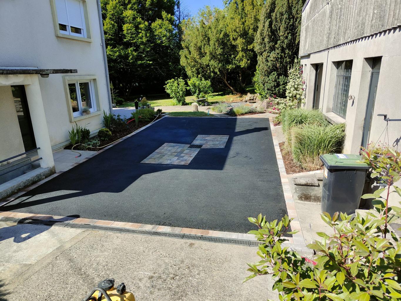 Cour en enrobés à chaud