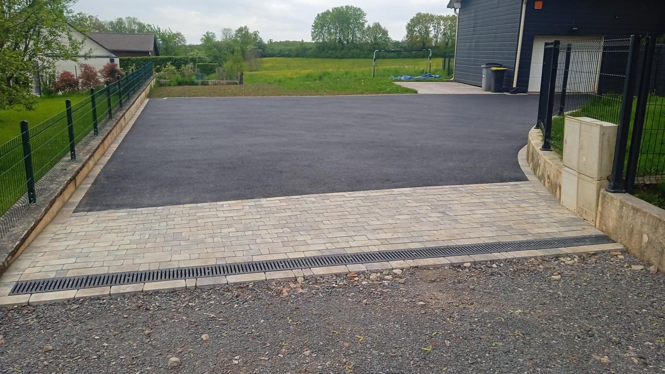 Cour en enrobés à chaud