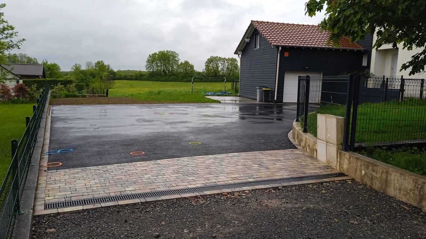Cour en enrobés à chaud