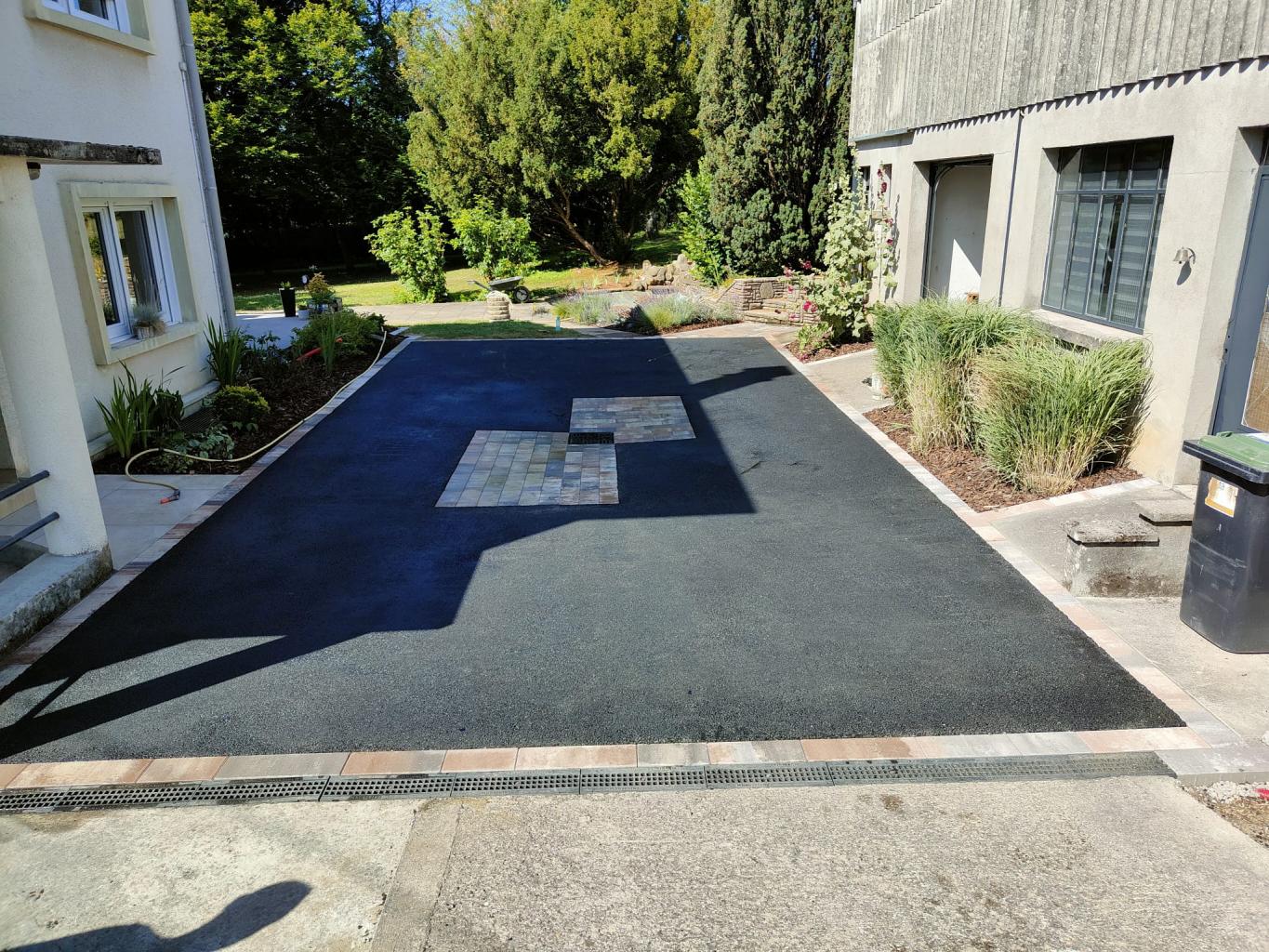 Cour en enrobés à chaud