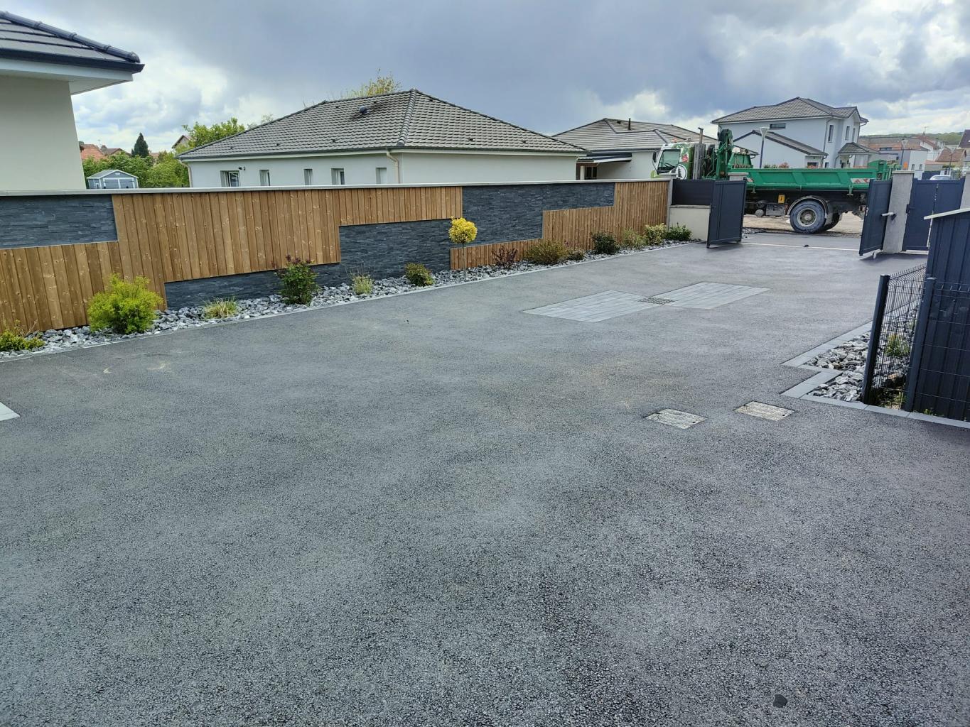 Création d'une cour en enrobés à chaud