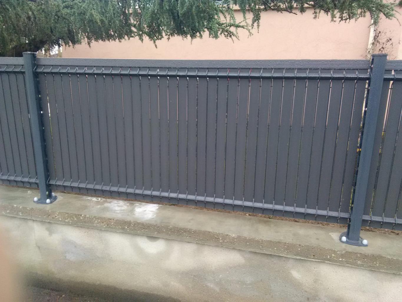 Clôture composite ou bois