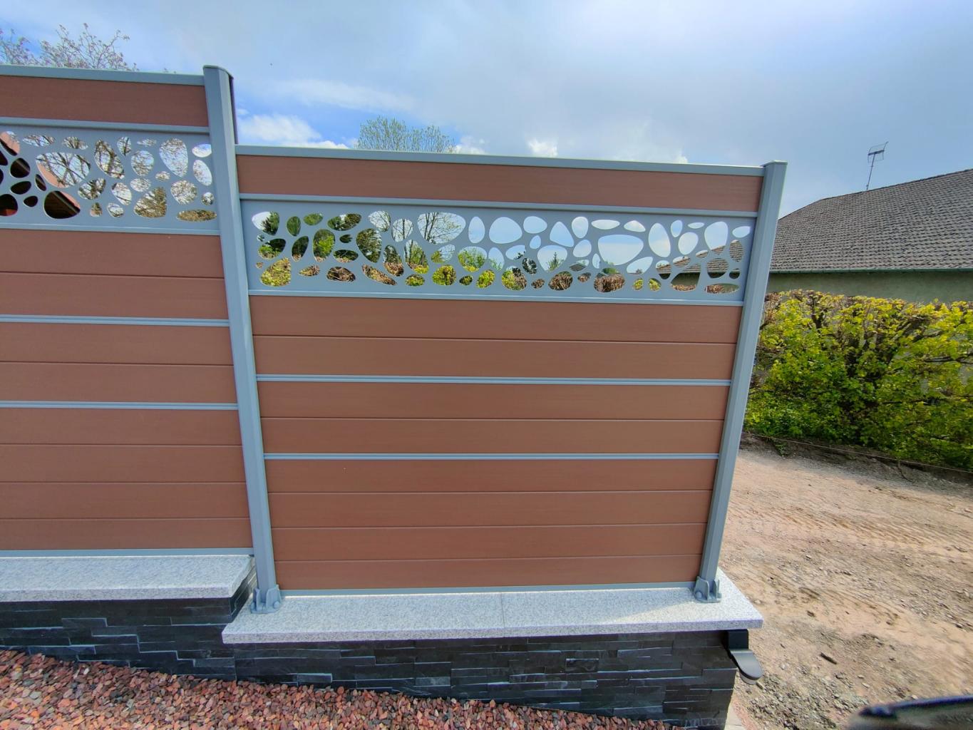 Clôture composite ou bois