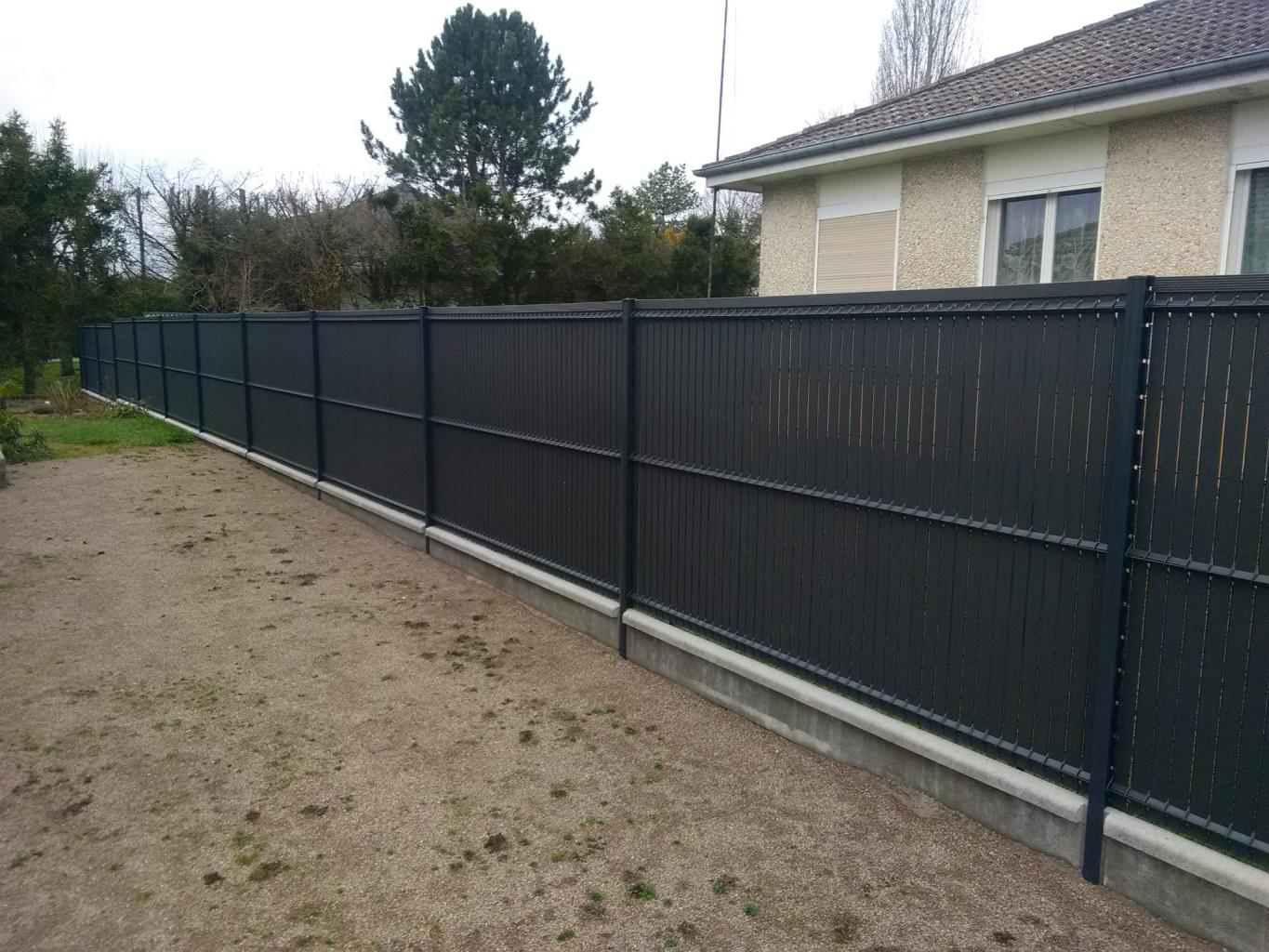 Clôture composite ou bois