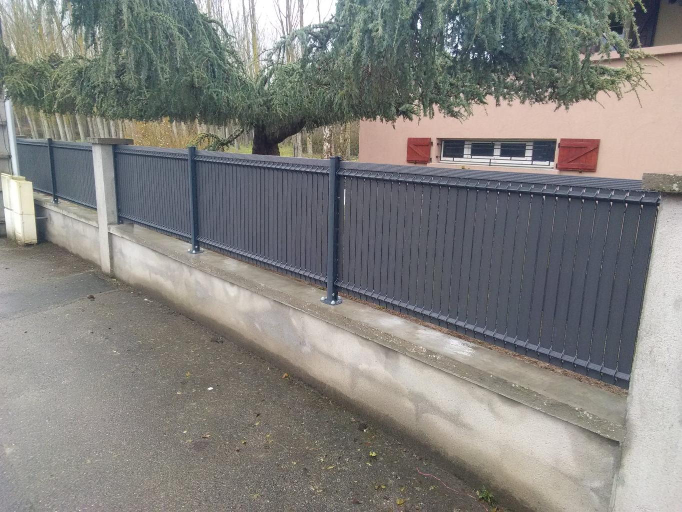 Clôture composite ou bois